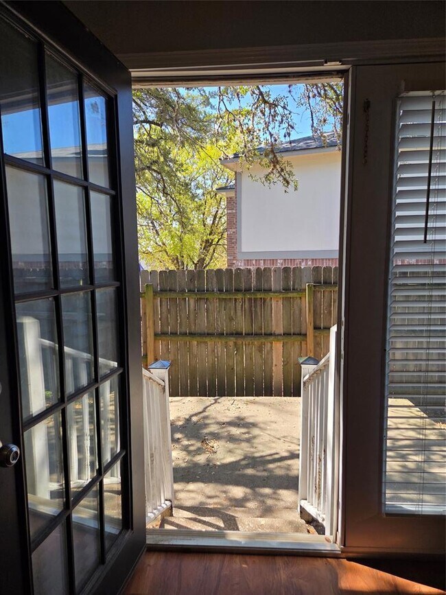 Building Photo - 3001 Rochelle Dr