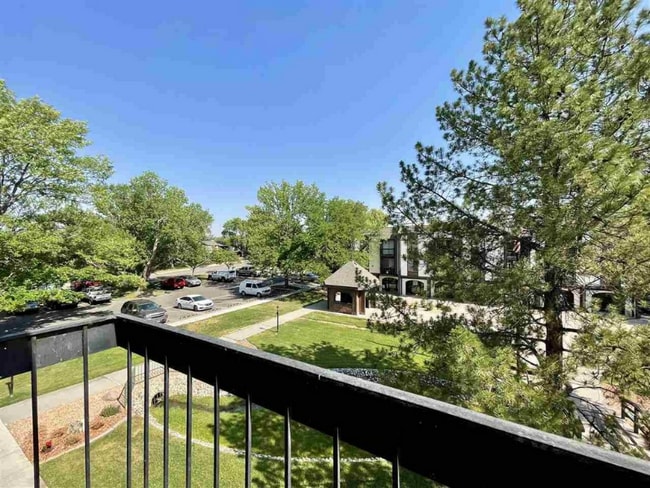 Building Photo - 3150 Lakeside Dr