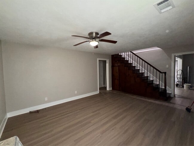 Building Photo - 906 Llano St
