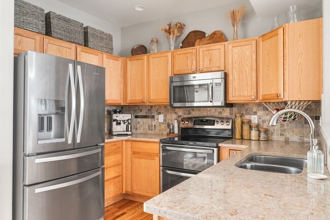 Building Photo - Modern 2-Bed, 2.5-Bath Corner Unit in Arva...