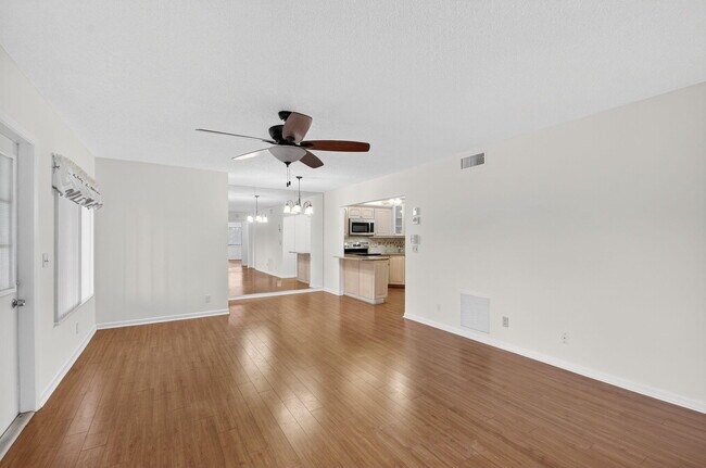 Building Photo - 427 Pine Glen Ln