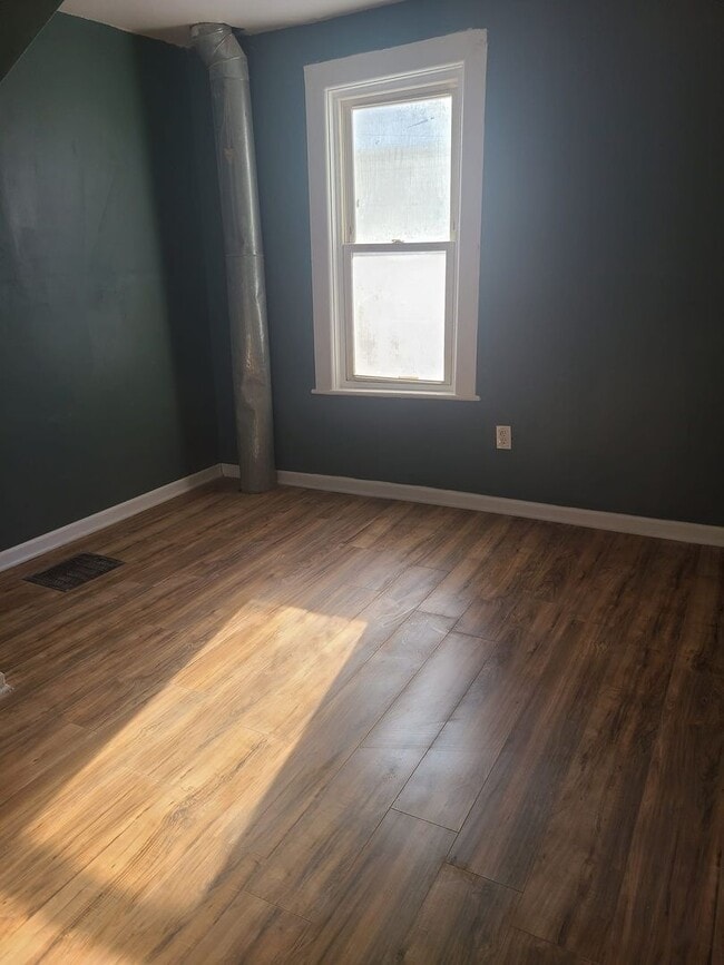 Building Photo - Large 5 bed home
