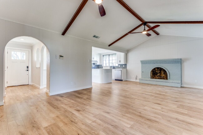 Building Photo - "Charming 3-Bedroom Home in Garland with 2 Full Baths and 1445 Sq Ft of Comfort!"