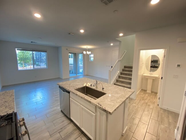 Building Photo - Gorgeous 2Bed/2.5Bath/2Car Townhome located in Gated Community in Henderson