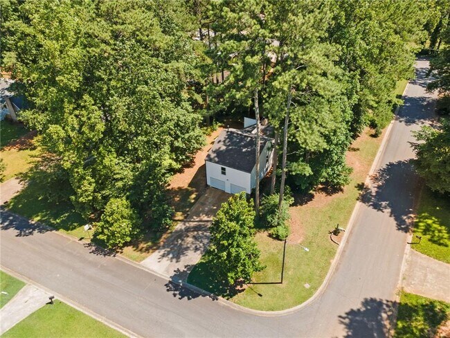 Building Photo - 4060 Oak Ferry Dr NE