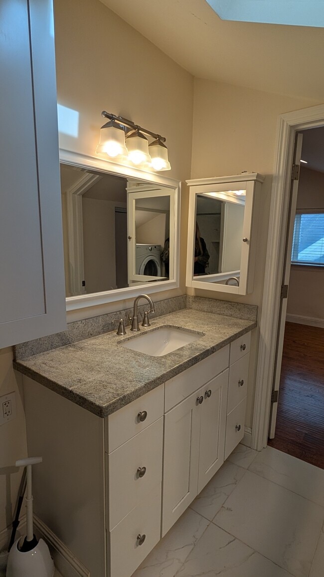 Building Photo - 15119 Grove St