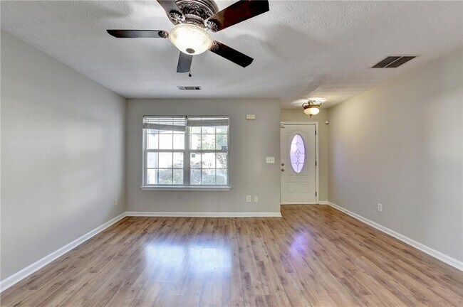 Building Photo - 240 Springbottom Ct SE