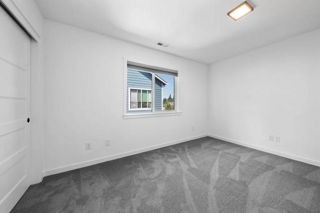 Building Photo - Modern 3 Bedroom + 2.5 bath home in SE Portland!! Brentwood Neighborhood with Air Conditioning!!
