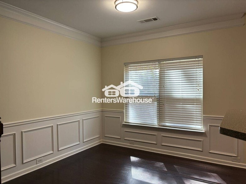 Building Photo - 570 Oakside Pl