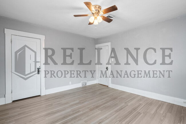 Building Photo - 3321 E Victor St