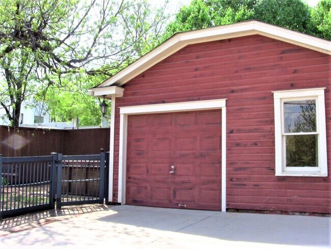Building Photo - 500 NW 35th St