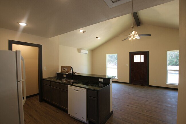 Building Photo - Spur 164 Units