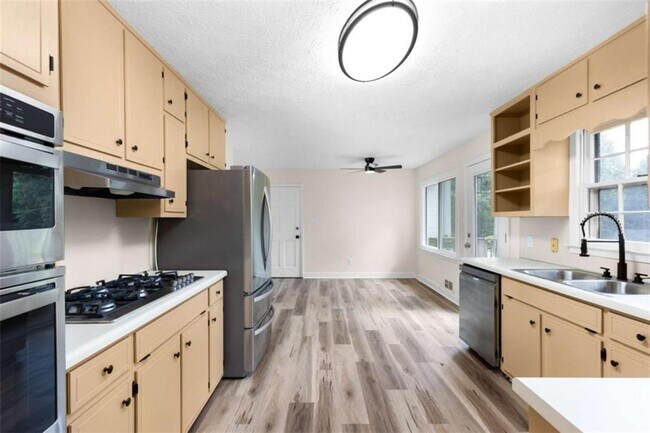 Building Photo - 2250 Ridge Forest Dr
