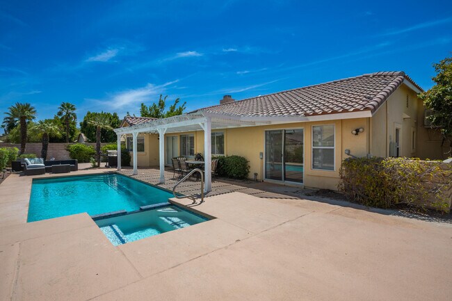 Building Photo - 44210 Mariposa Ct