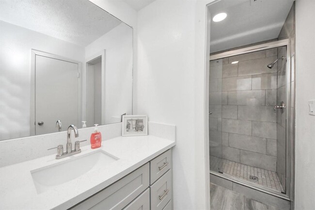 Building Photo - 11134 Bellerive Dr