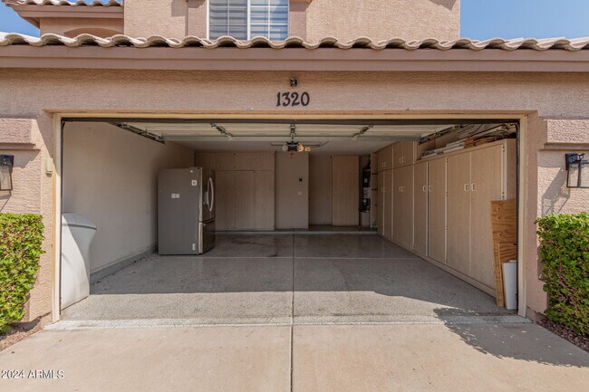 Building Photo - 1320 E Charleston Ave