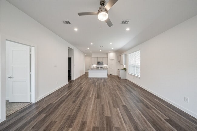 Building Photo - 1613 Sunbend Ln