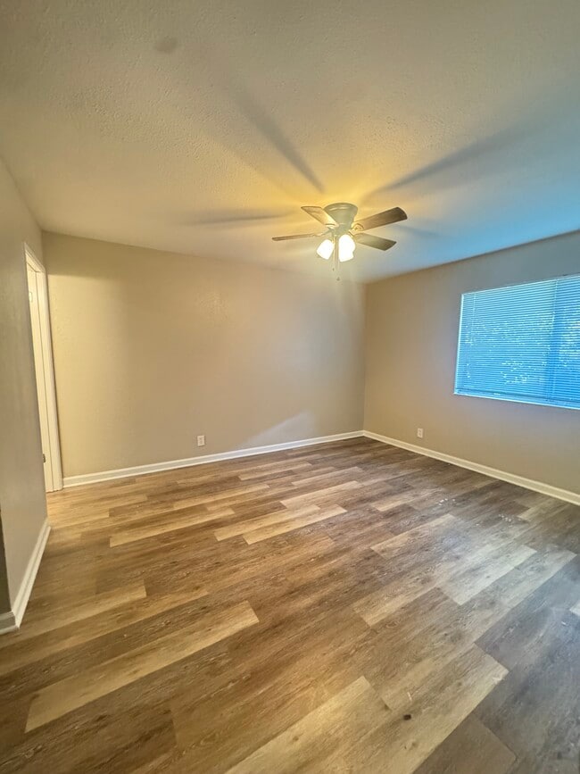 Building Photo - 2221 Dogwood Way