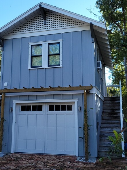 Carriage house loft - 701 Bay Ave