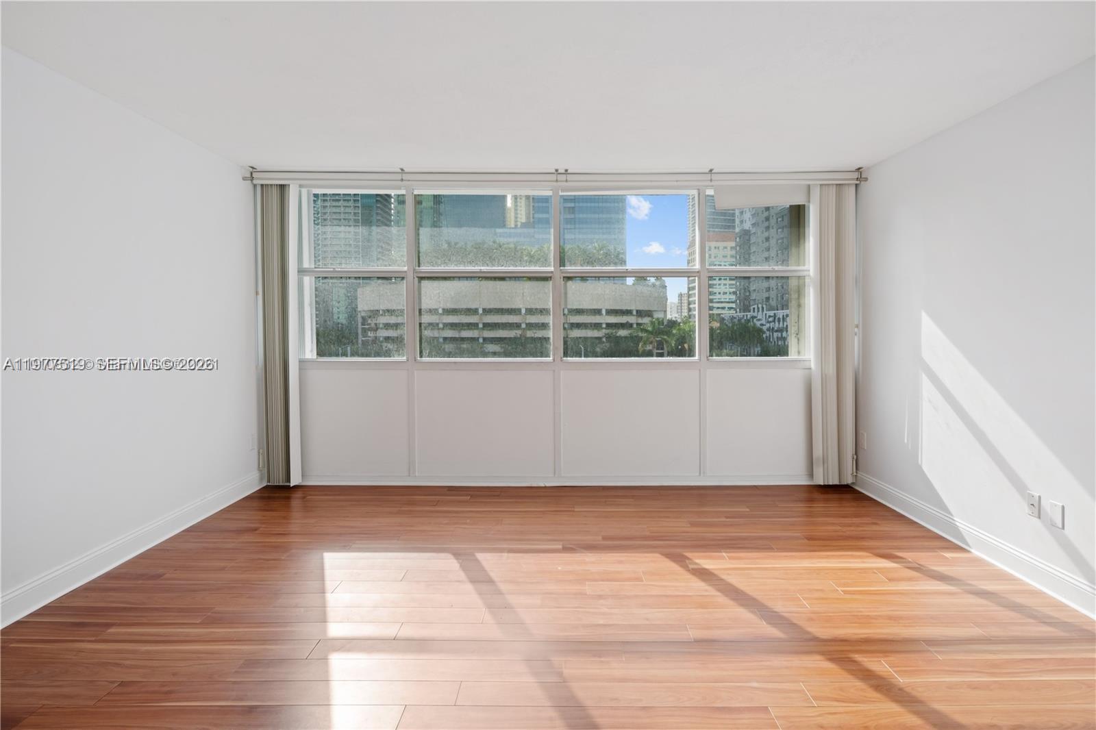 Building Photo - 1420 Brickell Bay Dr