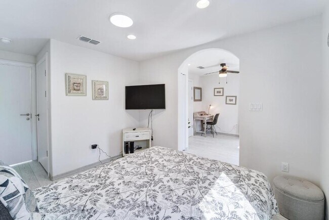 Building Photo - 1409 E M. Franklin Ave