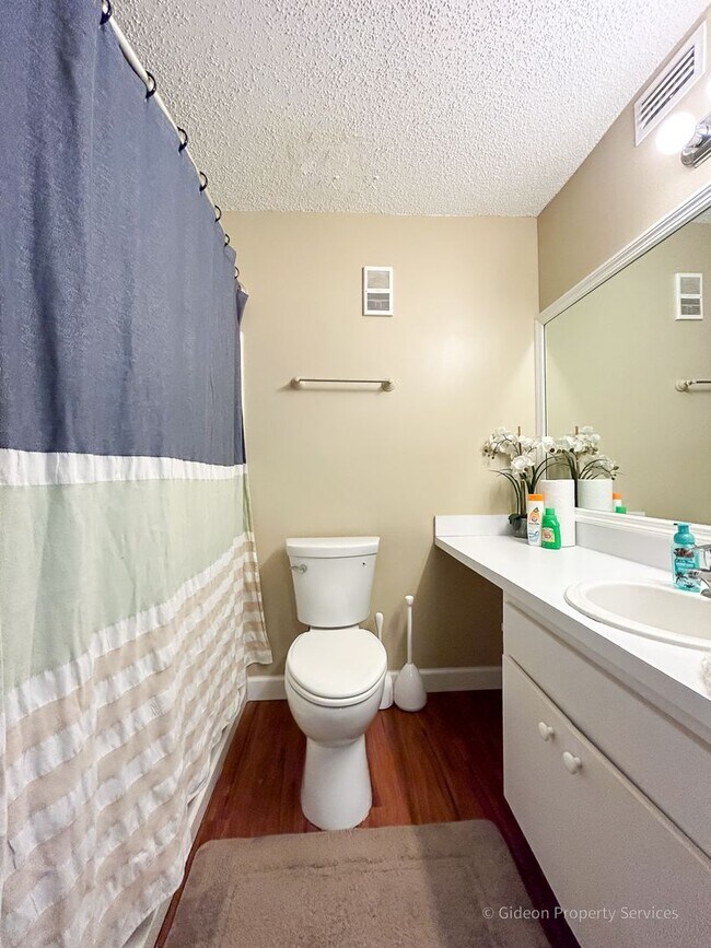 Building Photo - Beautiful 4/4 Condo in University Terrace