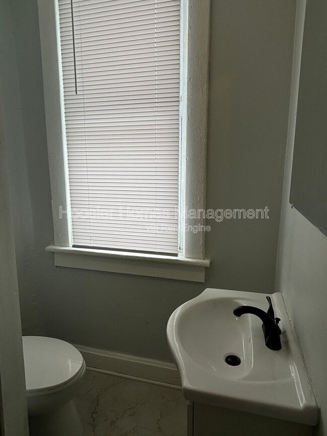 Building Photo - 332 N Arsenal Ave