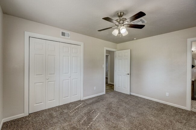 Building Photo - Spacious Elegance: Open Floor Plan, Dual V...