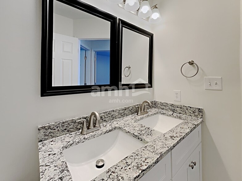 Building Photo - 2026 Oakbluff Way SW