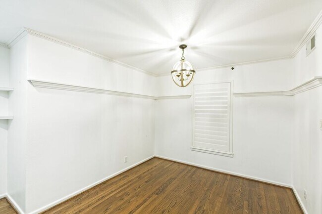 Building Photo - 11137 Sinclair Ave
