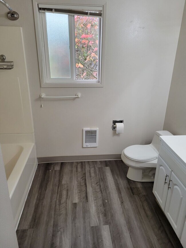 Building Photo - 619-621 Blaine