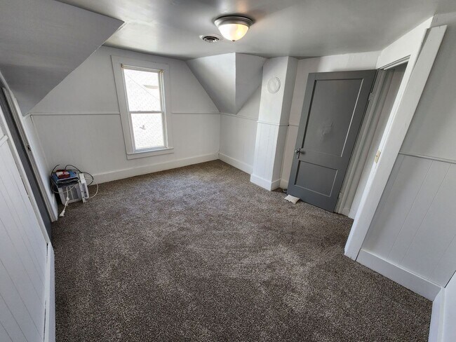 Building Photo - Spacious 2-Bedroom, 1-Bathroom Home AVAILA...