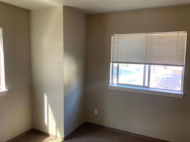 Building Photo - 2 Bedroom, 2 Bath Close to U of O campus on 14th & Patterson