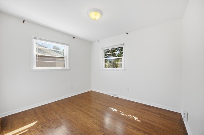 Building Photo - 2147 Palms Dr