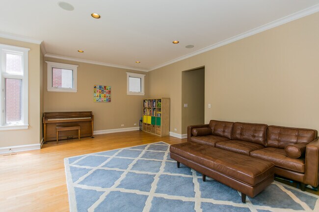 Building Photo - 2850 N Burling St