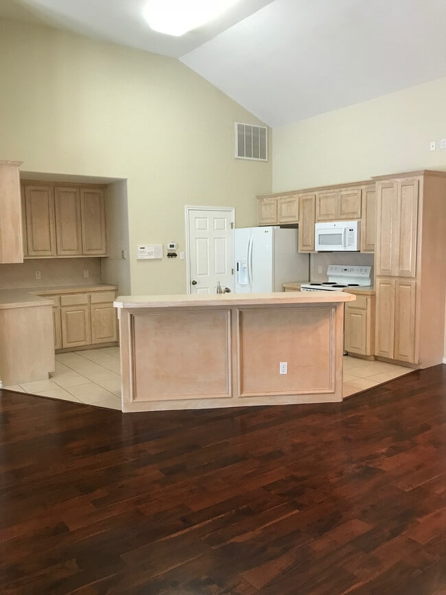 Building Photo - 5642 Lipes Blvd