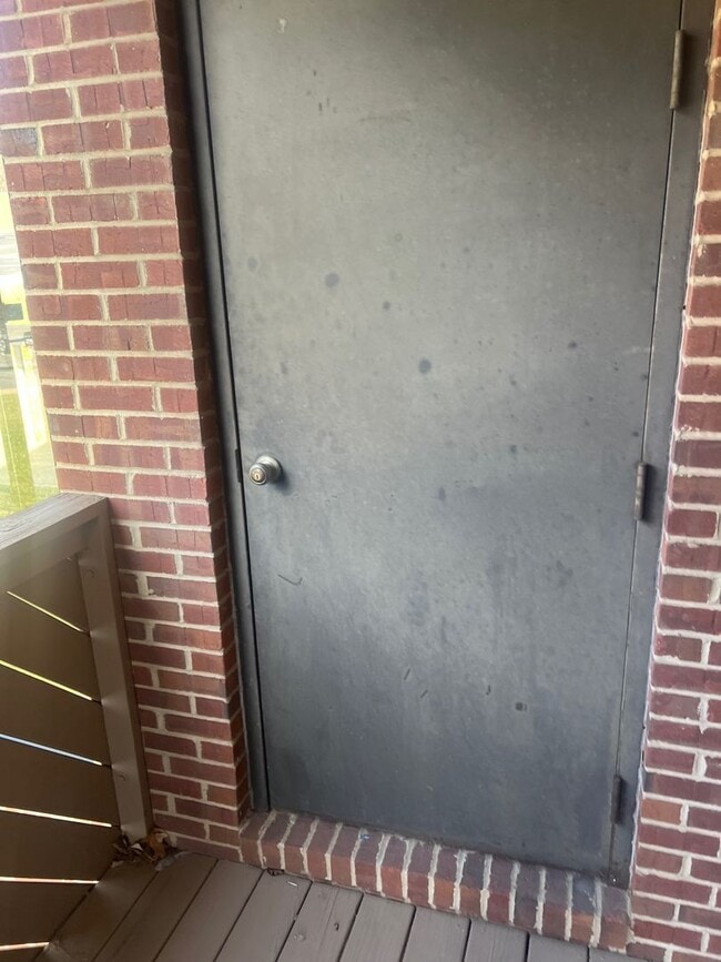 Building Photo - Luxury Two-Bedroom, Stainless Appliances, ...