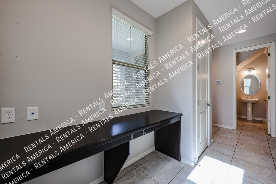 Building Photo - 2264 S Wallrade Ln