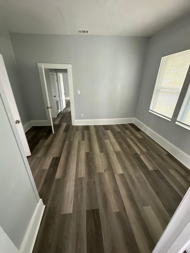 Building Photo - Fully Renovated 3/2 Available for Immediate Rent!