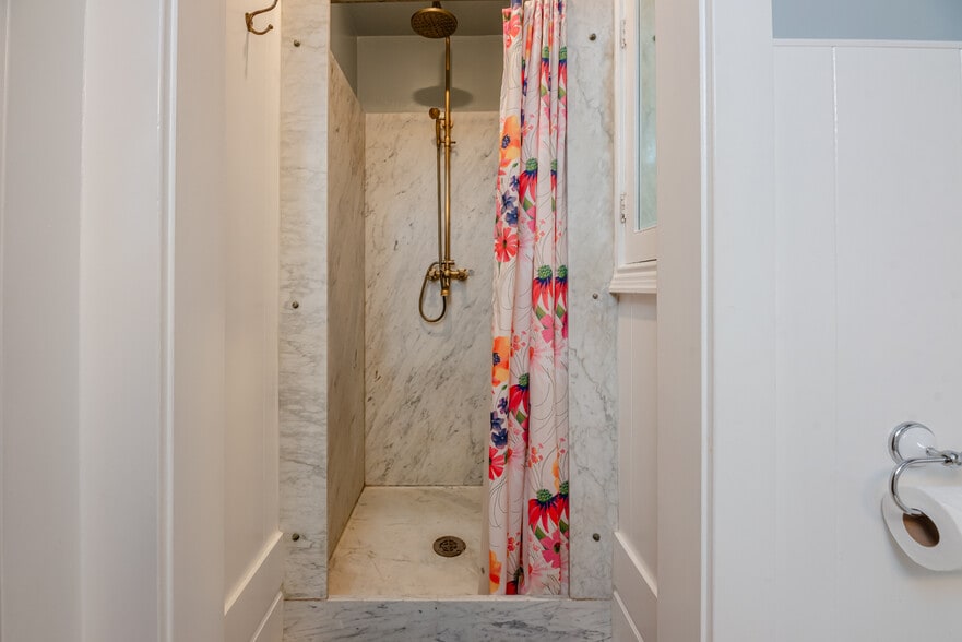 Building Photo - 19 Strathallan Park