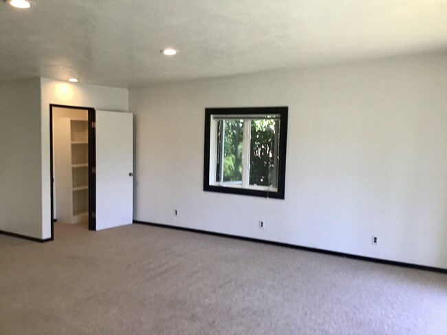 lots of room... - 1236 Laguna Dr