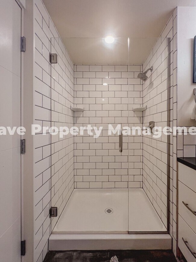 Building Photo - Newly Renovated Basement Suite with High-E...