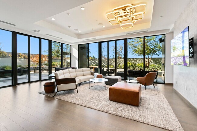 Building Photo - Luxury Executive Condo w/AC in the Heart o...