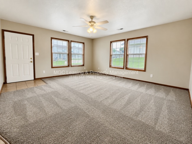 Building Photo - Beautiful Ranch-Style Duplex in Peculiar, MO - Available 09/22/26