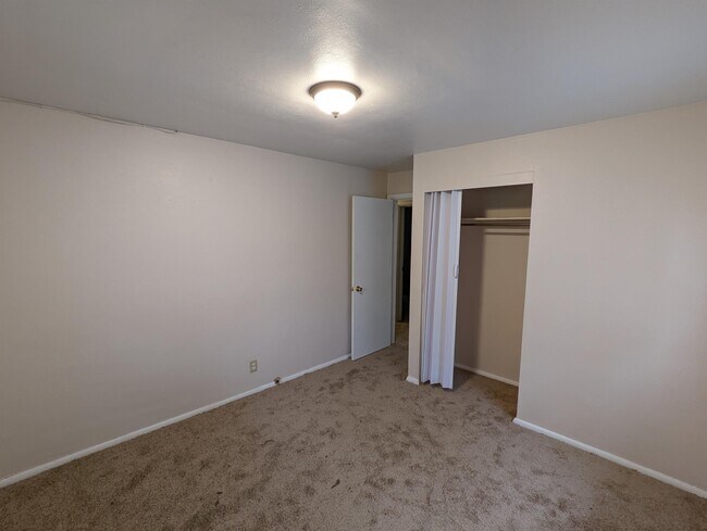 Building Photo - 1505 Holly Hill Dr