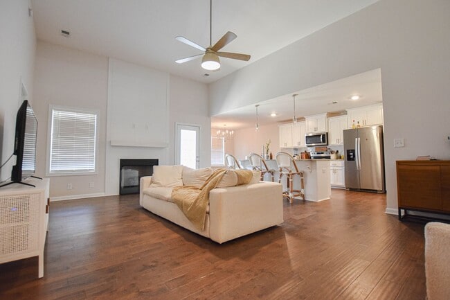 Building Photo - Pet Friendly Three Bedroom!