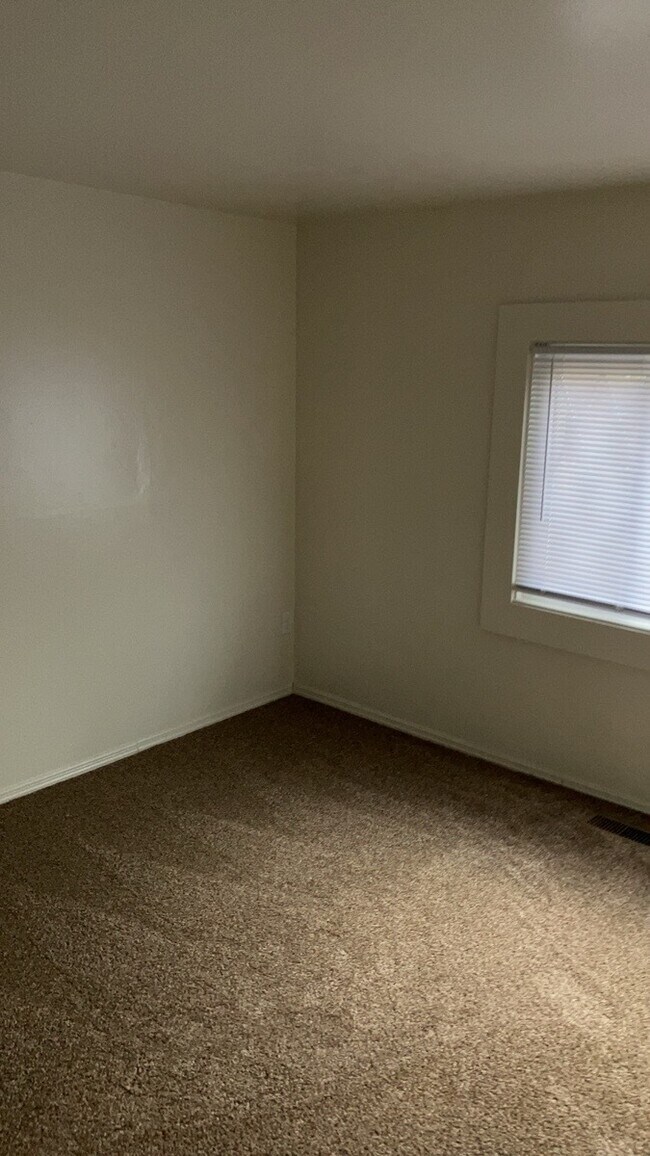 Building Photo - 105 Woodard Dr