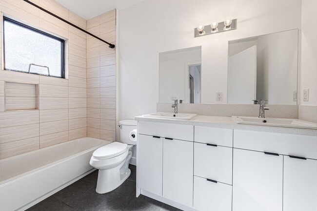 Building Photo - 705 Benton Wy