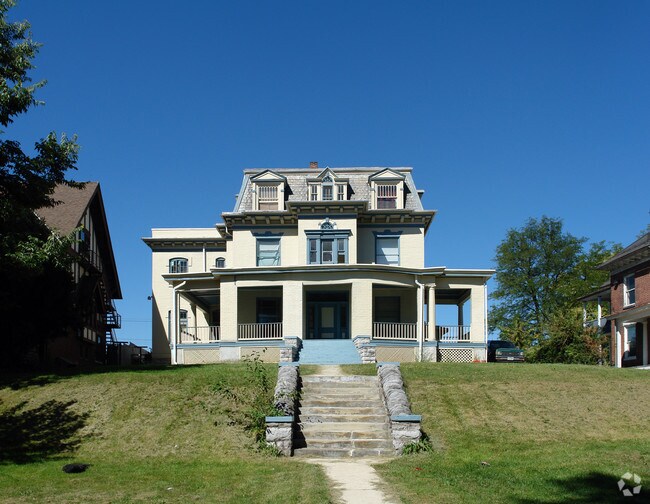 Primary Photo - 645 Oak Hill Ave