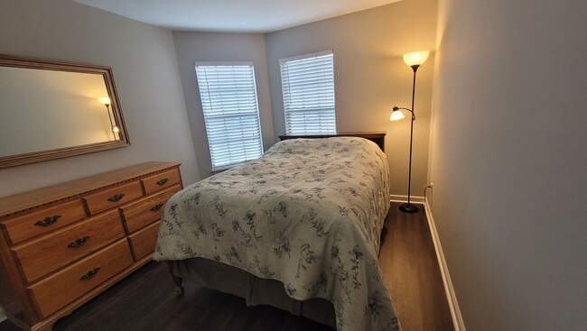 Building Photo - Furnished 3 BR, 3 BH Townhouse in Wilmington!